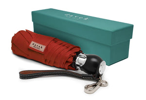 Davekの折り畳み傘で、突然の雨にも対応 │ The Davek New York Davekの折り畳み傘で、突然の雨にも対応 │ The Davek New York